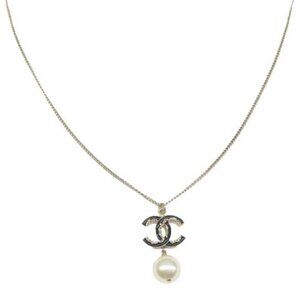 100% Authentic CHANEL Gold-Plated Pearls CC Shape Necklace